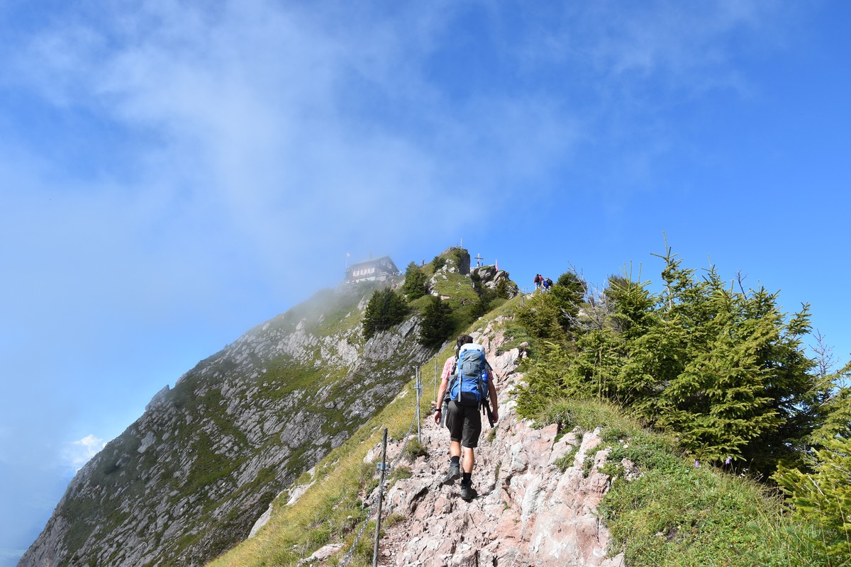 Ein Wanderer beim Aufstieg auf den Grossen Mythen, am Samstag, 11. September 2021, bei Brunni SZ. (KEYSTONE/Simon Meier)
