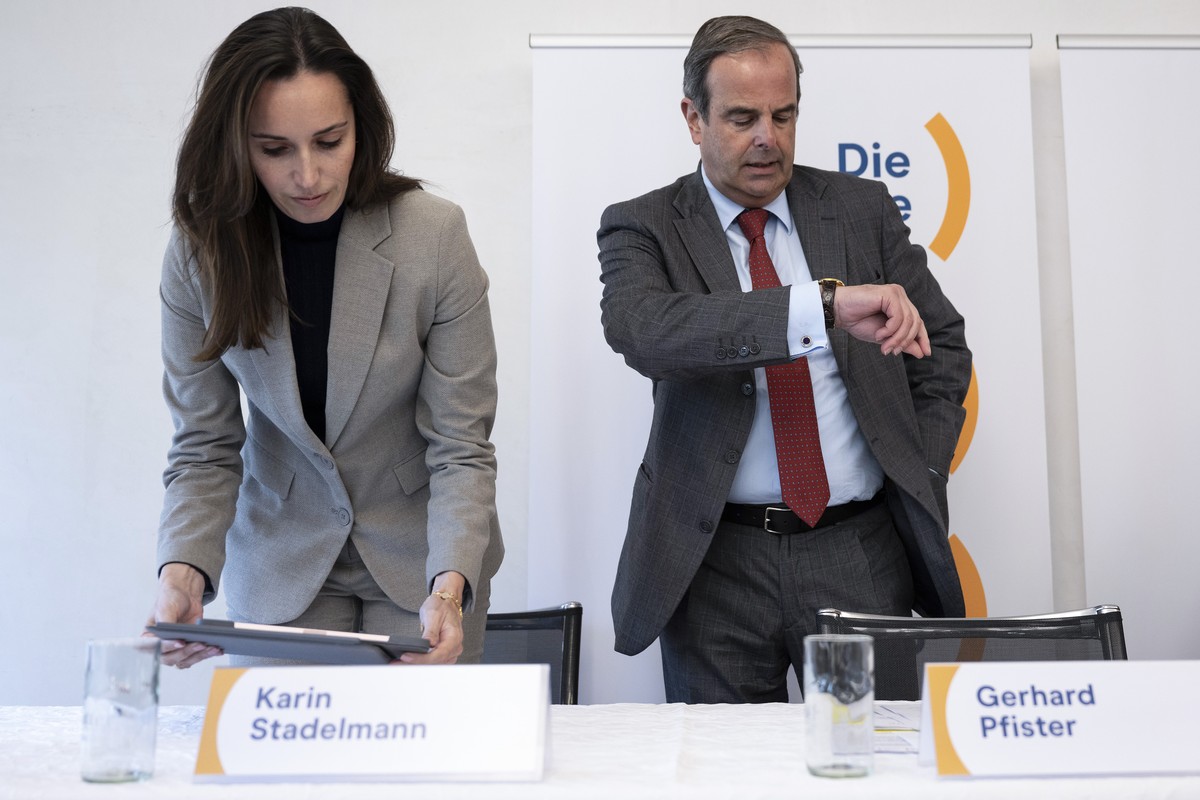 Parteipraesident Gerhard Pfister, Mitte-ZG, rechts, und Karin Stadelmann, Kantonsraetin Mitte-LU, erscheinen am Dreikoenigsgespraech, am Montag, 6. Januar 2025, in Bern. (KEYSTONE/Peter Schneider)
