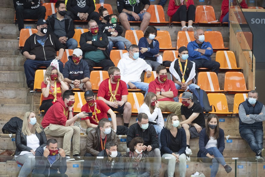 400 Zuschauer waehrend einem Vorbereitungsspiel zwischen den SCL Tigers und dem EHC Olten am Freitag, 14. August 2020, im Ilfisstadion in Langnau. (KEYSTONE/Marcel Bieri)