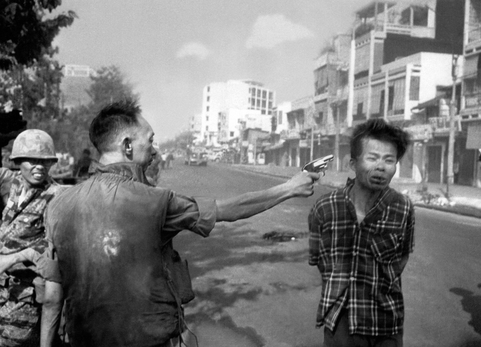 Exekution anno 1968: Der Polizeichef von Südvietnam erschiesst einen Vietcong-Kämpfer.