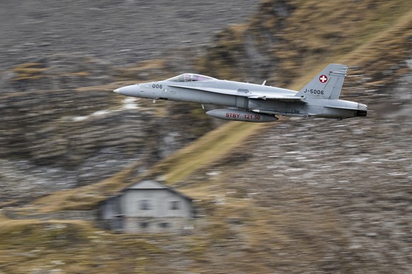 epa10925848 A McDonnell Douglas F/A-18C Hornet fighter jet of the Swiss Air Force performs during the annual airshow of the Swiss Army in the Axalp area near Meiringen, Canton of Berne, Switzerland, 1 ...