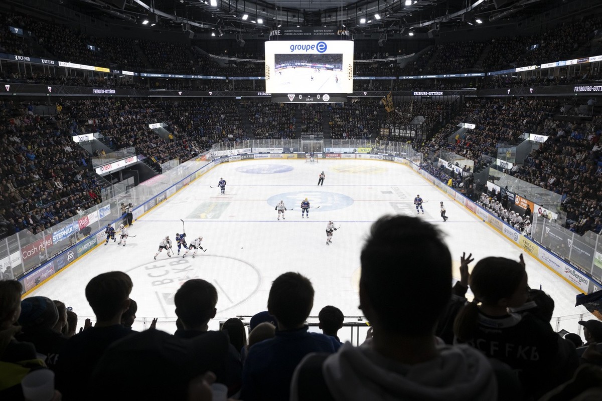 Spieler in Aktion im ersten Eishockey Playoff Viertelfinal Spiel der National League zwischen dem HC Fribourg Gotteron und dem HC Lugano, am Samstag, 16. Maerz 2024, in der BCF Arena in Fribourg. (KEY ...