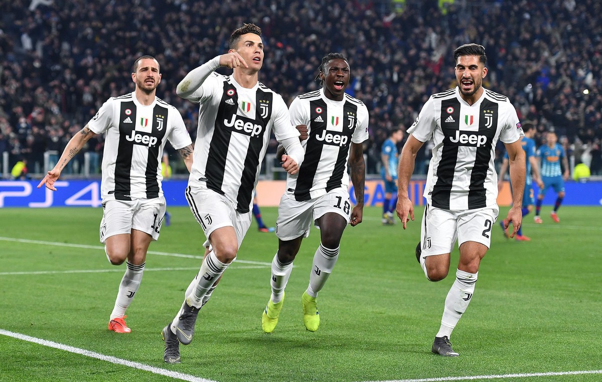 epa07432518 Juventus' Cristiano Ronaldo (2L) jubilates with his teammates after scoring on penalty the goal (3-0) during the UEFA Champions League round of 16 second leg soccer match between Juve ...