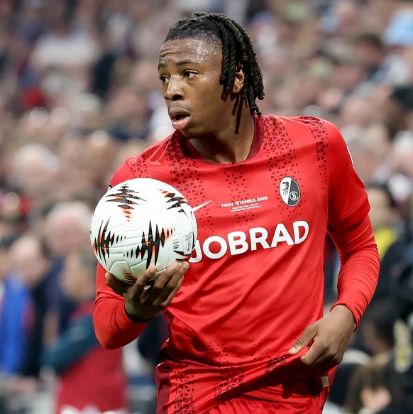 epa12979360 Johan Manzambi of SC Freiburg prepares for a throw-in during the UEFA Europa League final between SC Freiburg and Aston Villa in Istanbul, Turkey, 20 May 2026. EPA/BRADLEY SECKER