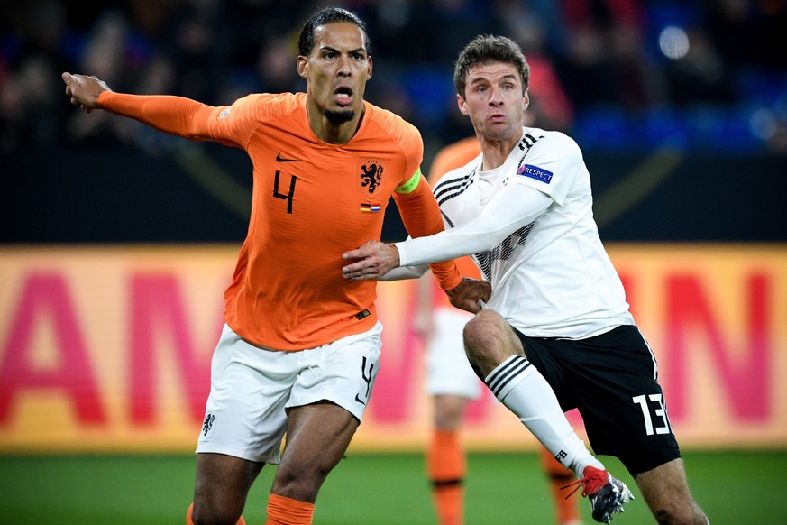 epa07178180 Netherland&#039;s Virgil Van Dijk (L) in action against Germany&#039;s Thomas Mueller (R) during the UEFA Nations League soccer match between Germany and the Netherlands in Gelsenkirchen,  ...