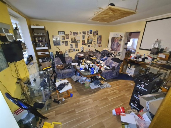 Wohnzimmer einer Person mit Messie-Syndrom, Deutschland living room of a person with compulsive hoarding, Germany BLWS665359 *** Living room of a person with Messie Syndrome, Germany living room of a ...