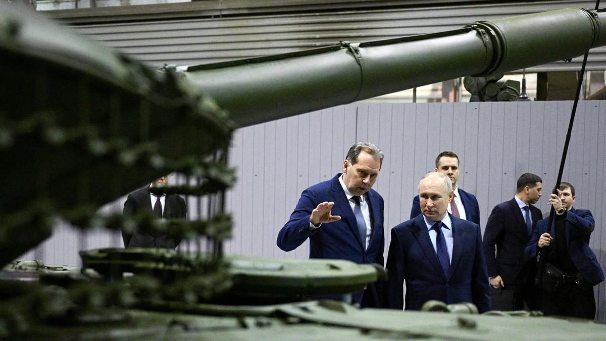Vladimir Poutine (2e à partir de la gauche) lors d'une visite dans une usine d'armement à Nijni Taguil.