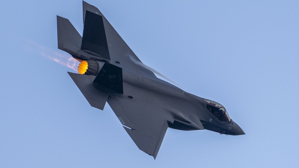 epa13088003 A US Navy F35 flies over the US Marine Corps War Memorial, also known as the Iwo Jima Memorial, in Arlington, Virginia, USA, 04 July 2026. Events marking the 250th anniversary of US indepe ...