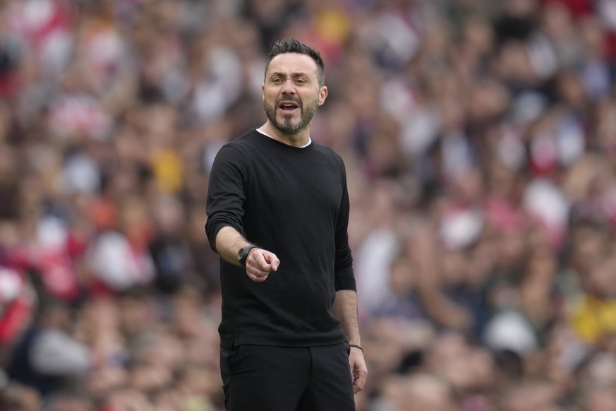 Brighton&#039;s head coach Roberto De Zerbi gives instructions during the English Premier League soccer match between Arsenal and Brighton and Hove Albion at Emirates stadium in London, Sunday, May 14 ...