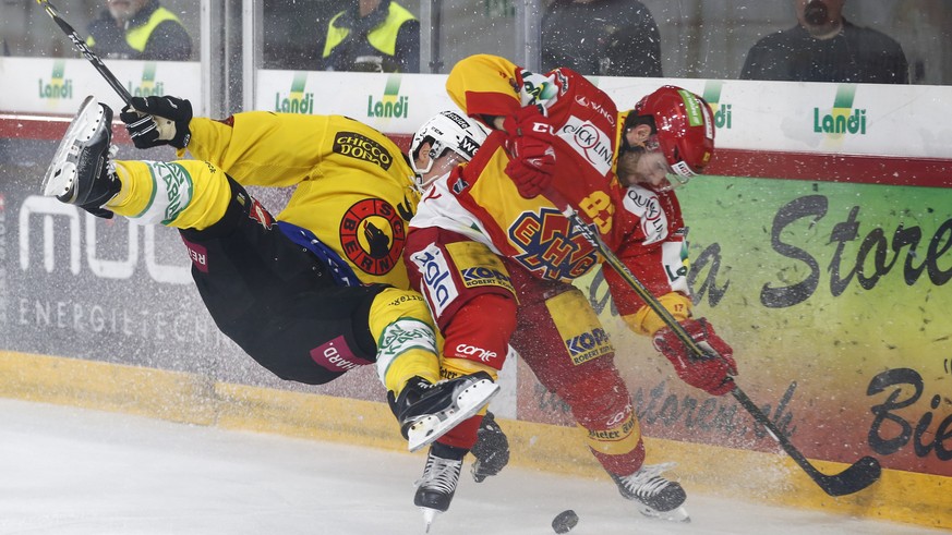 Berns Mason Raymond, links, im Kampf mit Biels Mauro Dufner, im Eishockey Meisterschaftsspiel der National League zwischen dem EHC Biel und dem SC Bern, am Samstag, 23. September 2017, in der Tissot A ...