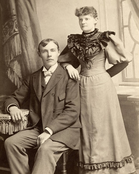 FAMILY GROUPS: COUPLES. Original cabinet photograph, c1890. PUBLICATIONxNOTxINxUSAxCANxUKxFRAxESPxJPN Copyright: xGRANGERx/xGRANGERx 0002594