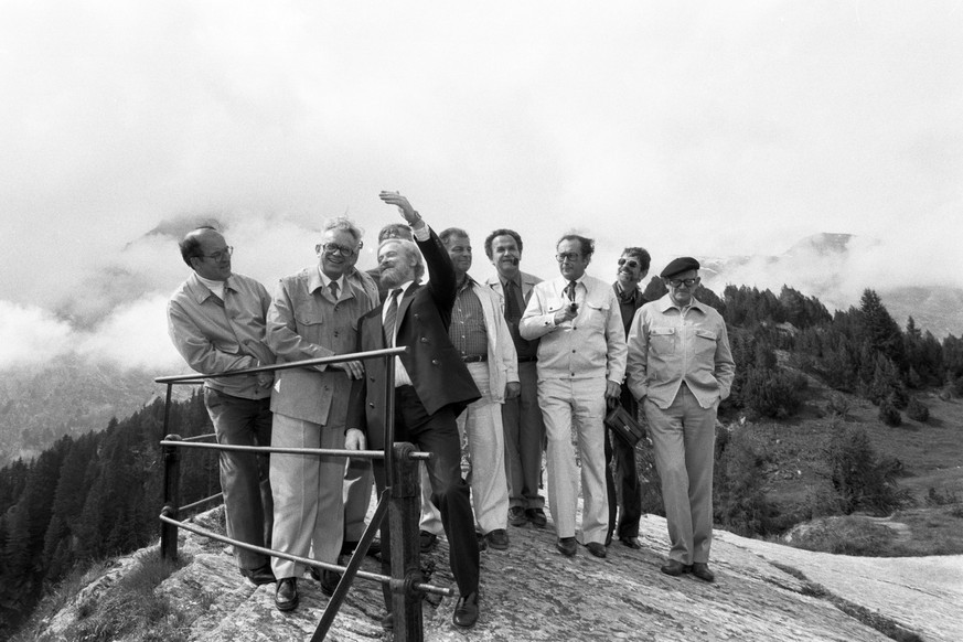 À propose des sorties de classe: le gouvernement pose en 1984 durant leur sortie annuelle. Font partie du voyage: les conseillers fédéraux Furgler, Schlumpf, Delamuraz, Stich, Aubert, Egli et le chanc ...