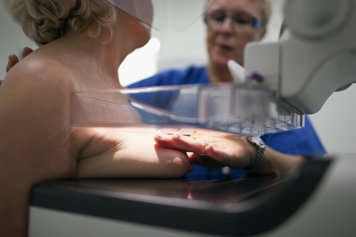 A radiographer places a woman's breast on the x-ray unit at the Clinic Engeried in Bern, Switzerland, pictured on December 8, 2009. Mammography is a method for early detection of breast cancer (b ...
