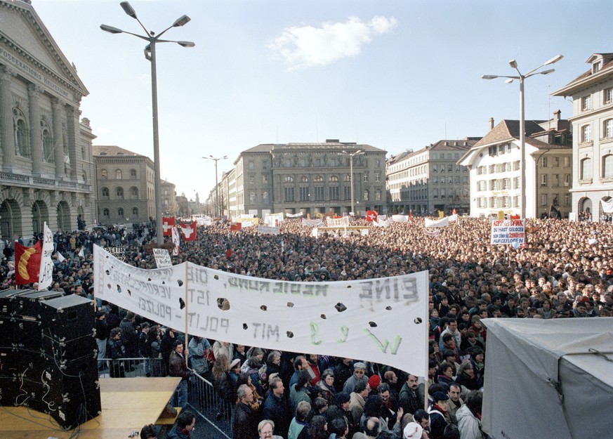 Zehntausende demonstrierten auf dem Bundesplatz.
