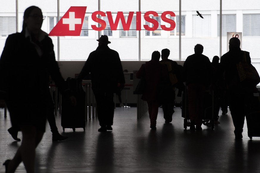 ARCHIVBILD ZUM JAHRESERGEBNIS VON SWISS --- Menschen bewegen sich am Check-In Schalter der Fluggesellschaft Swiss am Flughafen in Zuerich, aufgenommen am Donnerstag, 14. Dezember 2017. (KEYSTONE/Ennio ...