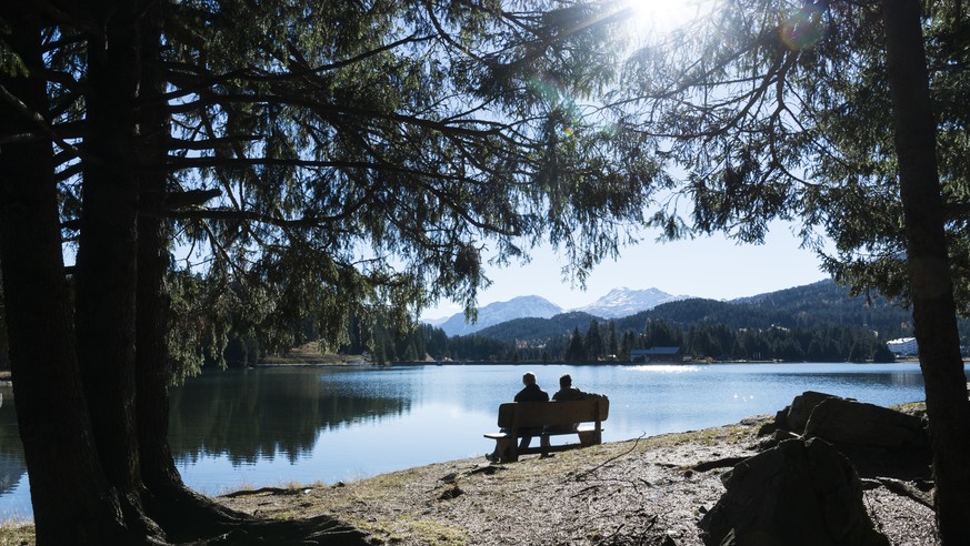 Menschen geniessen das milde Spaetherbstwetter, am Freitag, 6. November 2015, am Heidsee in Lenzerheide. (KEYSTONE/Gian Ehrenzeller)