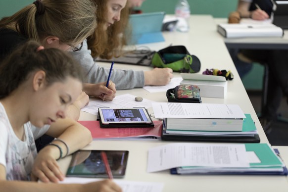 IM HINBLICK AUF DEN SCHULJAHRESBEGINN STELLEN WIR IHNEN FOLGENDES NEUES BILDMATERIAL ZUM EINSATZ VON DIGITALEN TECHNOLOGIEN IM UNTERRICHT ZUR VERFUEGUNG --- Pupils of class 6E watch a part of the film ...