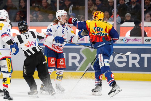 Sami Niku (Kloten), links, rangelt sich mit PostFinance Top Scorer Derek Grant (ZSC Lions), rechts, im Meisterschaftsspiel der National League zwischen den ZSC Lions und dem EHC Kloten, am Freitag, de ...