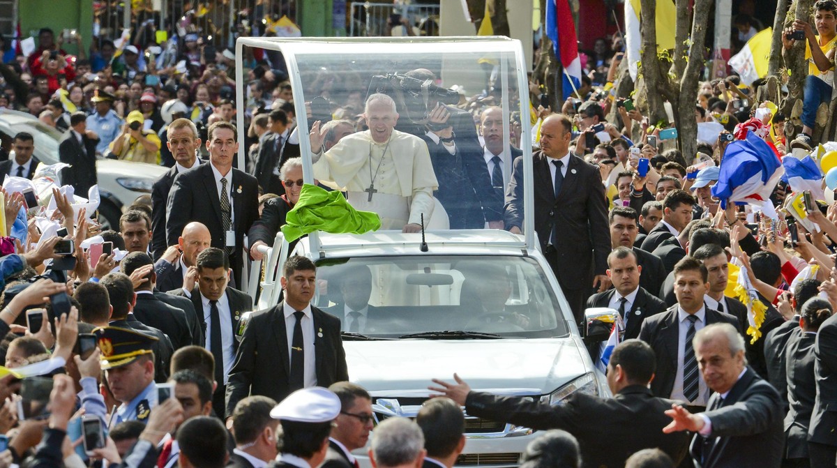 «Es tut mir weh, wenn ich einen Priester oder eine Nonne in einem nagelneuen Auto sehe»: Papst Franziskus.