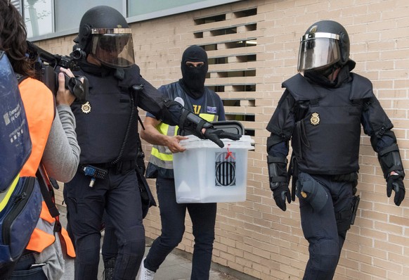 epa06238250 Spanish National Police officers seize a ballot box during a raid at a health clinic during the &#039;1-O Referendum&#039; in Cappont, Lleida, Catalonia, northeastern Spain, on 01 October  ...