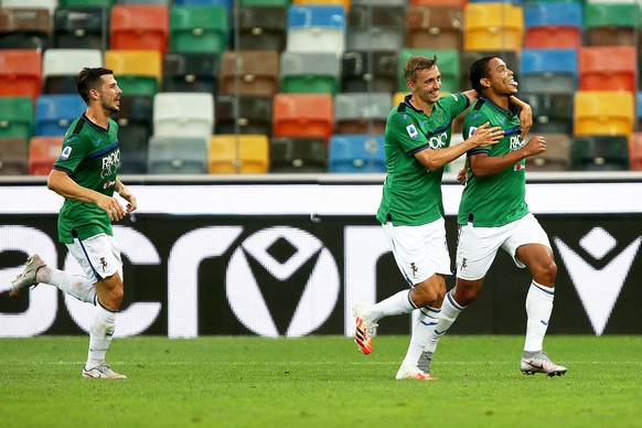 epa08514863 Atalanta&#039;s Luis Muriel (R) celebrates with teammates after scoring a goal during the Italian Serie A soccer match between Udinese Calcio and Atalanta BC at the Friuli - Dacia Arena st ...