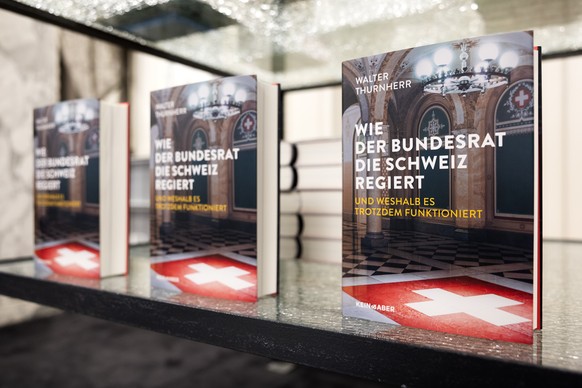 Exemplare des Buches &quot;Wie der Bundesrat die Schweiz regiert, und weshalb es trotzdem funktioniert&quot; von Alt-Bundeskanzler Walter Thurnherr liegen auf einem Tisch zum Verkauf bereit, bei der V ...