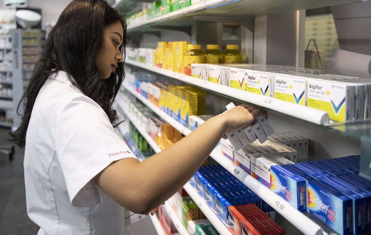 AVIS --- ZUR AMAVITA APOTHEKE STELLEN WIR IHNEN FOLGENDES BILD ZUR VERFUEGUNG. WEITERE BILDER FINDEN SIE AUF visual.keystone-sda.ch --- Eine Apothekerin fuellt Regale mit Medikamenten auf, aufgenommen ...