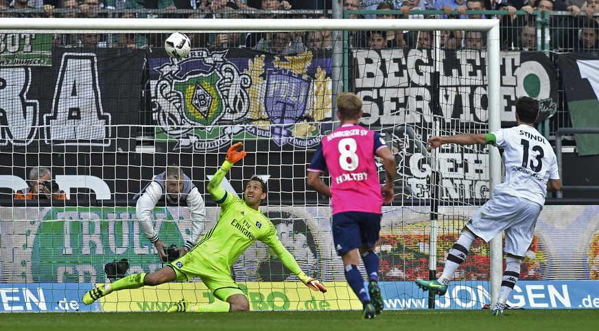 Hamburg goalkeeper Rene Adler watches the penalty ball, kicked by Moenchengladbach&#039;s Lars Stindl, right, hitting the bar during the German Bundesliga soccer match between Borussia Moenchengladbac ...