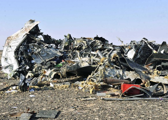 epa05005036 Debris from crashed Russian jet lies strewn across the sand at the site of the crash, Sinai, Egypt, 31 October 2015. According to reports the Egyptian Government has dispatched more than 4 ...