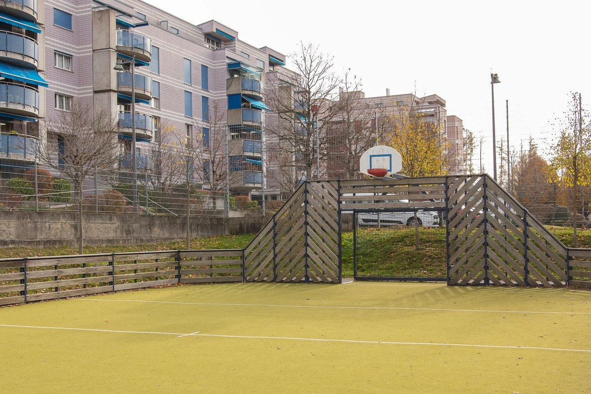 Das Fussball- und Basketballspielfeld im Lausanner Quartier Eterpeys.