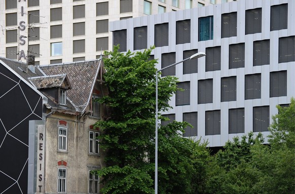 Das Nagelhaus in Zuerich West, unten links, aufgenommen am Donnerstag, 30. Mai 2013, in Zuerich. (KEYSTONE/Steffen Schmidt)