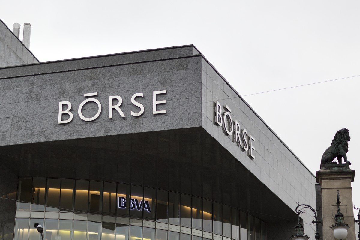 ARCHIV - ZUM VERDREIFACHTEN GEWINN DER SIX STELLEN WIR IHNEN FOLGENDES BILDMATERIAL ZUR VERFUEGUNG - The SIX Swiss Exchange building in Zurich, Switzerland's principal stock exchange, and a lion  ...