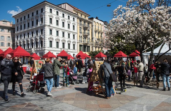 Touristen geniessen das sonnige Wetter auf der Piazza Manzoni in Lugano, am Oster-Samstag, 26. Maerz 2016. Wie jedes Jahr nutzen auch heuer viele Menschen die Ostertage fuer einen Ausflug in die Schwe ...