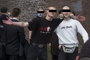 ARCHIV --- Der Schweizer Neonazi Sebastian N., links, und Jonas Schneeberger, Kandidat der Schweizer Demokraten bei den Nationalratswahlen 2011, rechts, bei einer Demonstration von Rechtsradikalen am 1. Mai in Hamburg. Der 24-jaehriger Schweizer S. N., der in der Nacht auf Samstag im Zürcher Niederdorf einen Mann mit einem Schuss schwer verletzt haben soll, ist gefasst. Er wurde in der Nacht auf Montag in Hamburg-Harburg D festgenommen. (AP Photo/dapd/ Julian Feldmann)