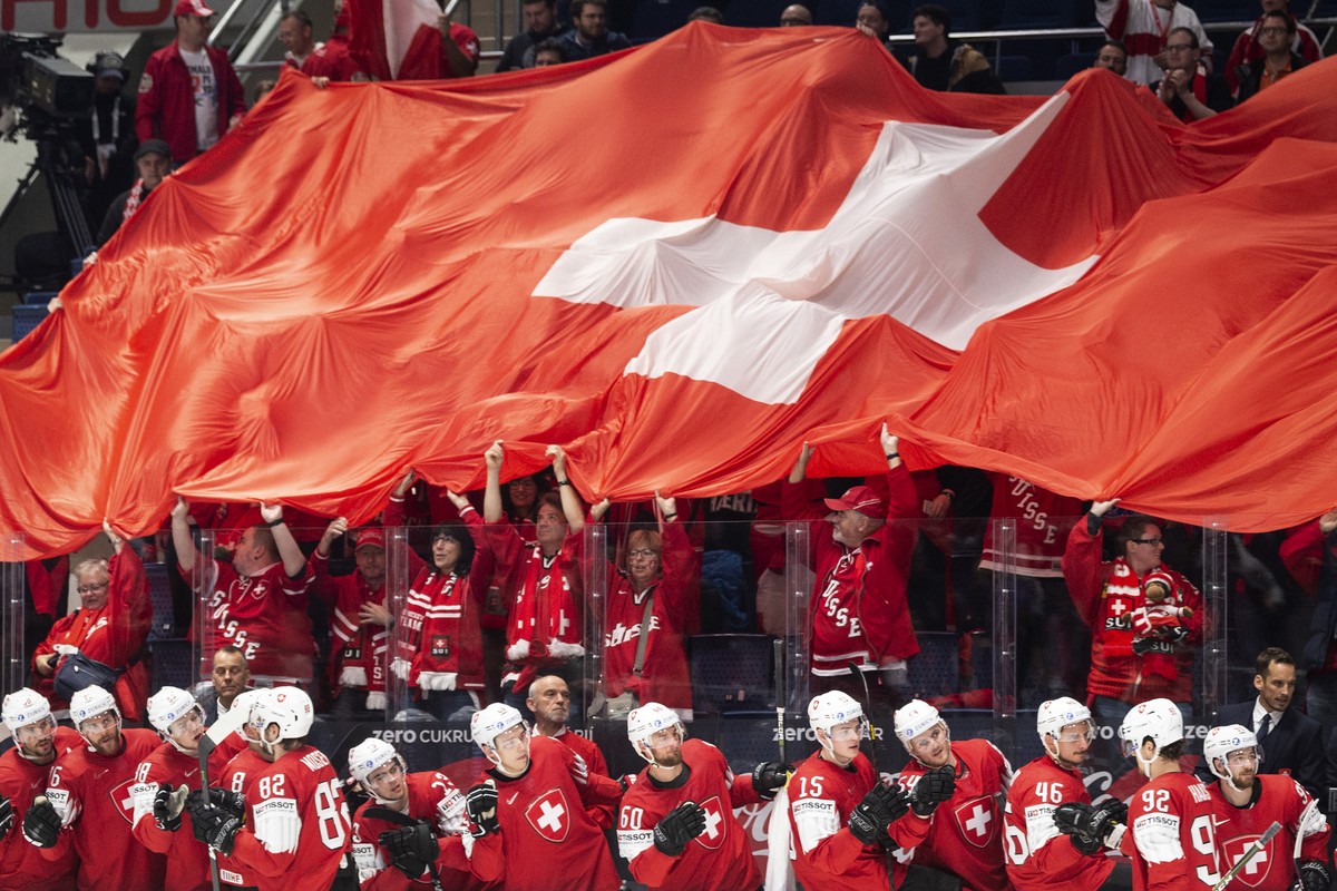 ARCHIVBILD --- ZUR ABSAGE DER EISHOCKEY-WM IN DER SCHWEIZ AUFGRUND DES CORONAVIRUS STELLEN WIR IHNEN FOLGENDES BILDMATERIAL ZUR VERFUEGUNG --- Switzerland's team and fans celebrate after scoring  ...