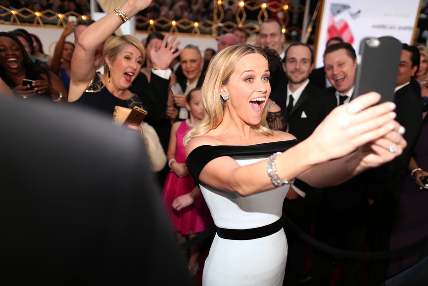 Wer viele Selfies macht, steht auch sonst gerne im Mittelpunkt. Das dürfte auf Reese Witherspoon zutreffen.