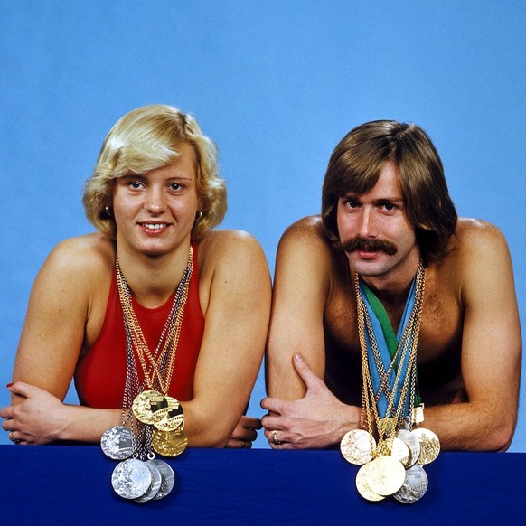 IMAGO / Werner Schulze

Kornelia Ender und ihr Ehemann Roland Matthes (beide DDR) präsentieren ihre olympischen Medaillen der Sommerspiele 1968 in Mexiko City, 1972 in München sowie 1976 in Montreal S ...