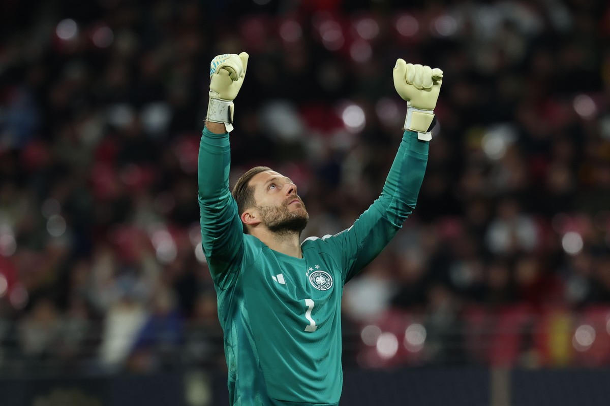 epa12532500 Oliver Baumann of Germany celebrates after the FIFA World Cup 26 UEFA qualifier between Germany and Slovakia in Leipzig, Germany, 17 November 2025. EPA/FILIP SINGER