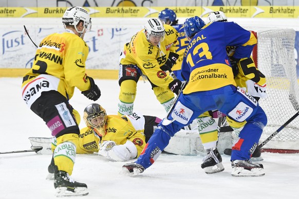 Torhueter Leonardo Genoni von Bern, unten, verfolgt das Geschehen vor seinem Tor, beim Eishockey-Qualifikationsspiel der National League A zwischen dem HC Davos und SC Bern, am Freitag, 13. Januar 201 ...