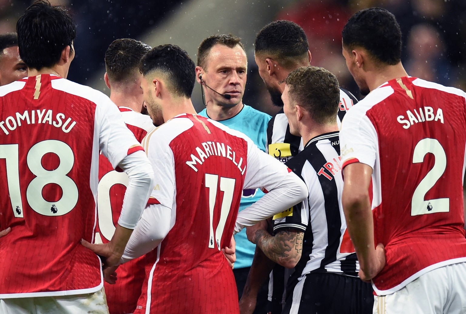 epa10958233 Players talk with referee Stuart Attwell (C) during the English Premier League soccer match between Newcastle United and Arsenal FC in Newcastle, Britain, 04 November 2023. EPA/PETER POWEL ...