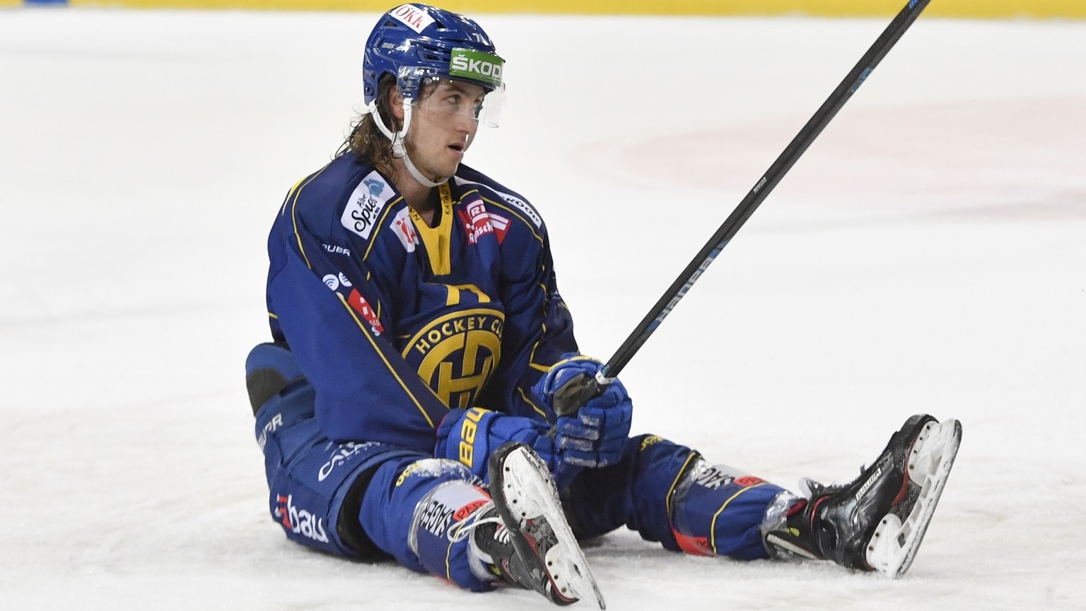 Davos&#039; Thierry Bader sitzt auf dem Eis, beim Eishockey-Qualifikationsspiel der National League A zwischen dem HC Davos und den HC Lausanne, am Samstag, 7. Dezember 2019, im Eisstadion in Davos. ( ...