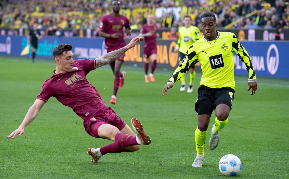 Jamie GITTENS DO gegen Cedric ZESIGER A Aktion, Zweikampf, Fussball 1. Bundesliga, 25. Spieltag, Borussia Dortmund DO - FC Augsburg A 0-1 am 08.03.2025 in Dortmund/ Deutschland. DFL regulations prohib ...