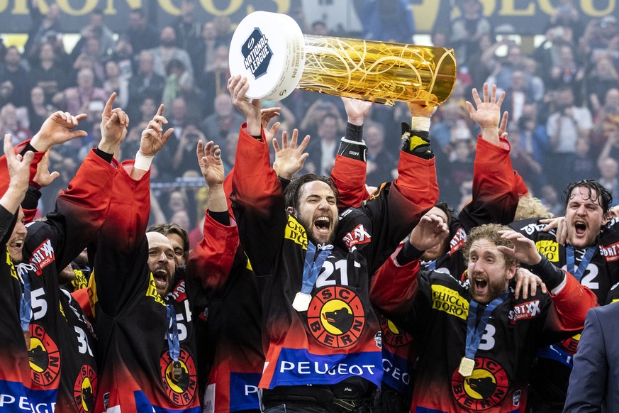 ARCHIV - ZUM JAHRESRUECKBLICK 2019 - SPORT STELLEN WIR IHNEN FOLGENDES BILDMATERIAL ZUR VERFUEGUNG - Simon Moser und die Spieler des SC Bern feiern mit dem Pokal den Schweizermeistertitel nach dem Sie ...