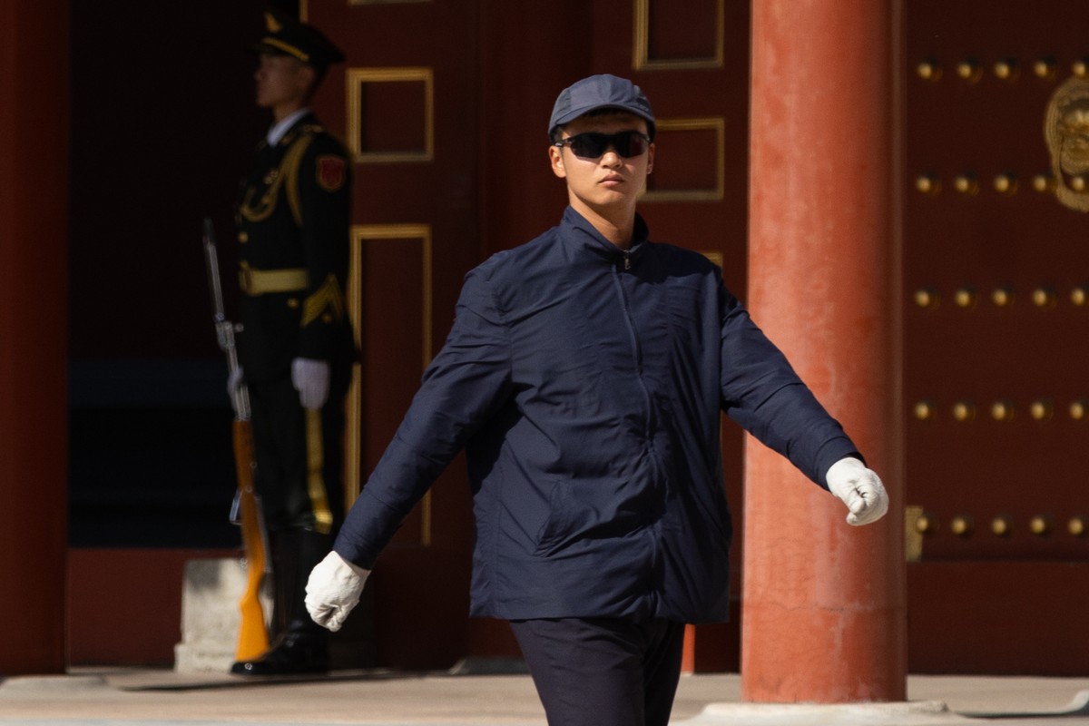 epa13332202 Guards patrol in Beijing, China, 26 October 2026. The Chinese Communist Party opened its Fifth Plenum, a four-day closed-door meeting of leaders. EPA/JESSICA LEE