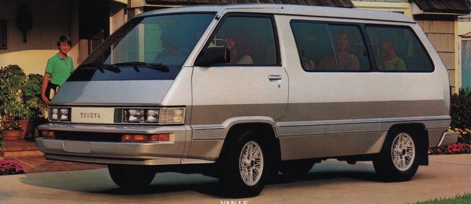 Ist er nicht wunderbar: Der Toyota Van aus dem Jahre 1986.