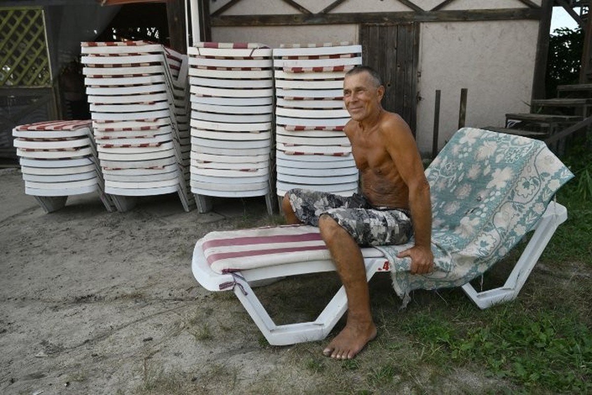 Vyacheslav, 61 ans, employé d'un bar à thème nautique, sur les rives d'un lac dans la ville de Sloviansk, dans la région de Donetsk.