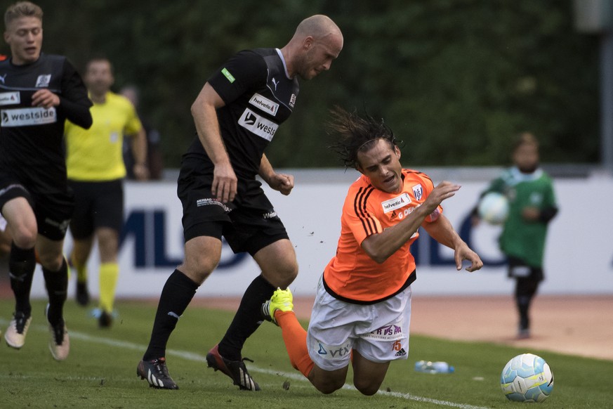 Koeniz Spieler Marco Stauffiger, links, und FC Lausanne-Sport Mittelfeldspieler Alexandre Pasche, rechts, kaempfen um den Ball, im 1/16 Final Fussball Cup Spiel zwischen dem FC Koeniz und FC Lausanne  ...