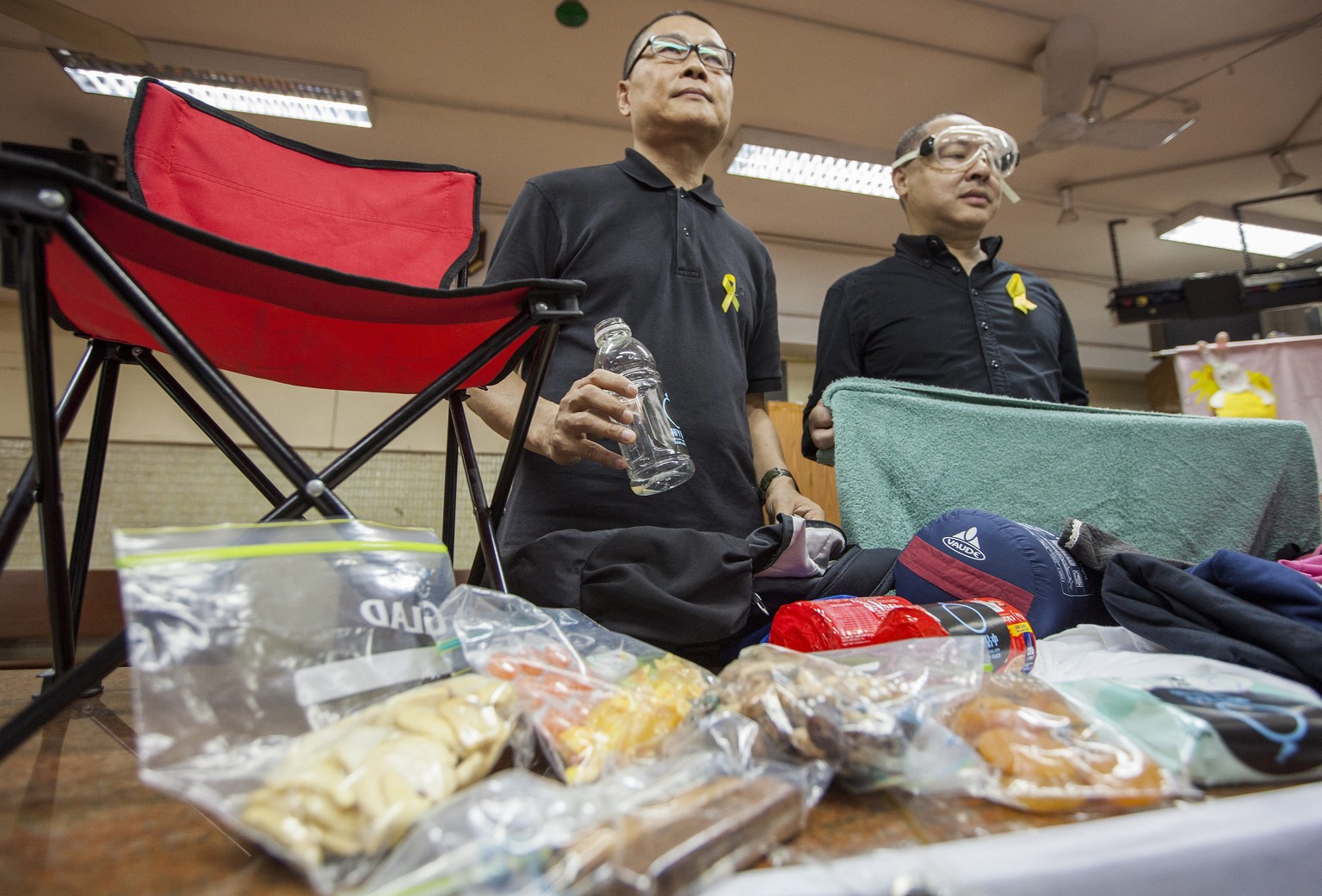 Klappstuhl, Brille gegen Tränengas und Verpflegung: So sieht das ausgebreitete «Survival Kit» von&nbsp;Chan Kin-man (links) und Benny Tai Yiu-ting (rechts) aus.