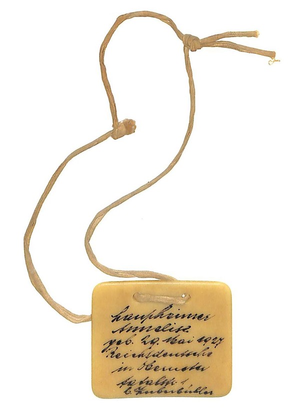 Kennmarke von Anneliese Laupheimer mit Namen und Adresse in der Schweiz. Die Marke aus den 1940er-Jahren wurde vermutlich als Halskette getragen,