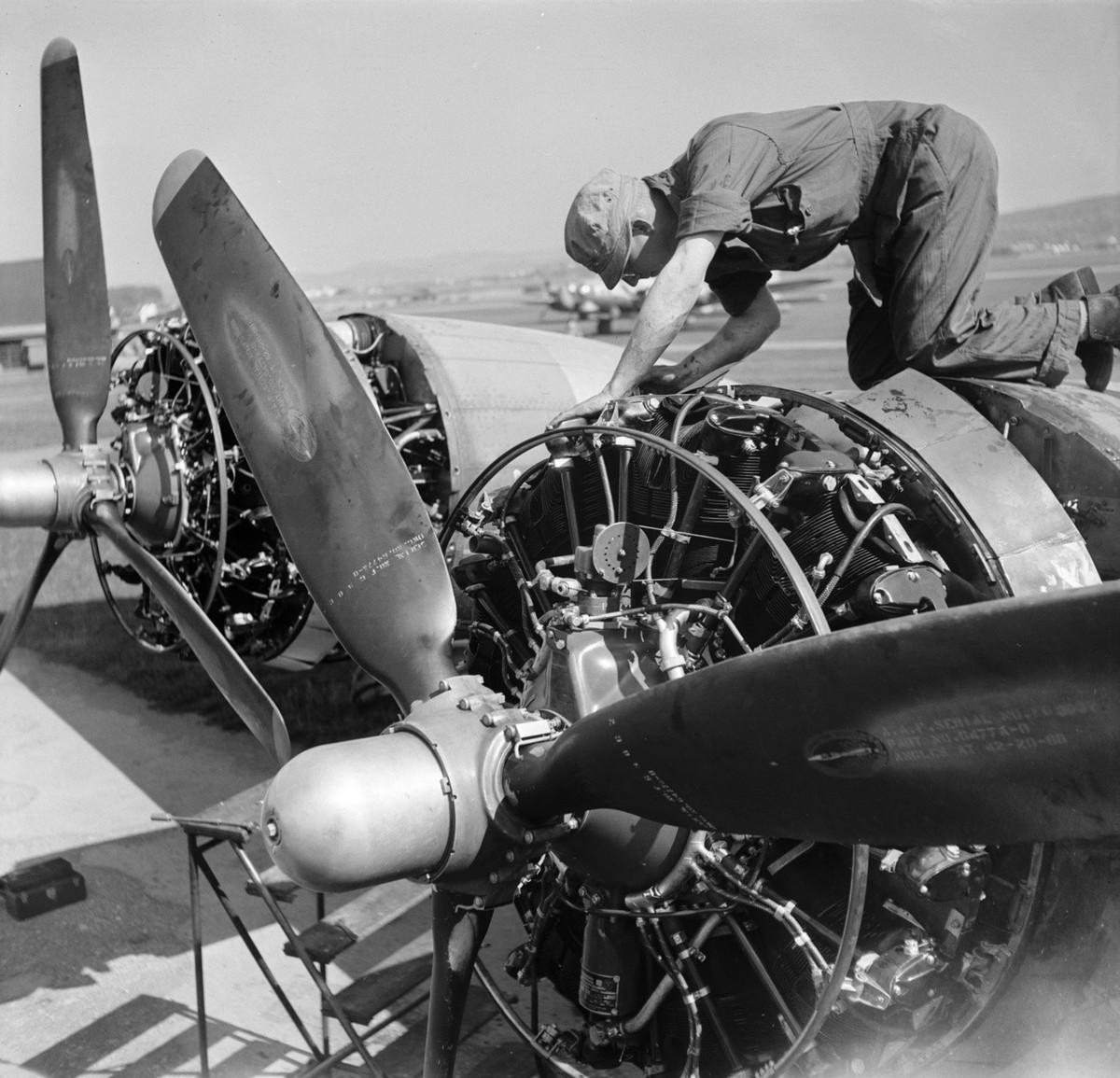 In August 1945, Boeing B-17 "Fliegende Festungen" and B-24 "Liberator" bombers were set up on a field next to the Duebendorf military airfield. They were repaired by American crews ...